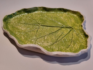 Liść z gliny szkliwiony