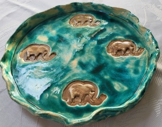 Talerz z gliny szkliwiony