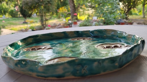 Talerz z gliny szkliwiony