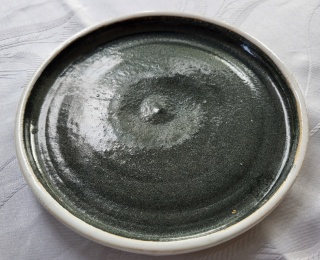 Talerz z gliny szkliwiony