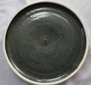 Talerz z gliny szkliwiony