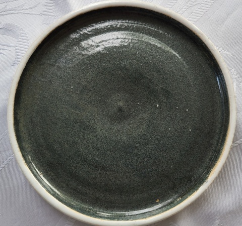 Talerz z gliny szkliwiony