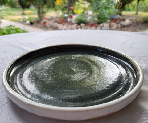 Talerz z gliny szkliwiony