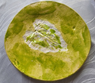 Talerz z gliny szkliwiony