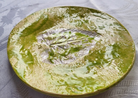 Talerz z gliny szkliwiony