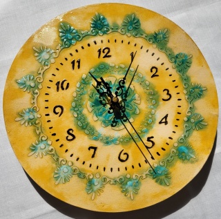 Zegar z gliny szkliwiony