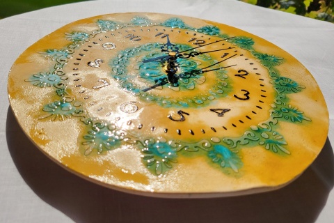 Zegar z gliny szkliwiony