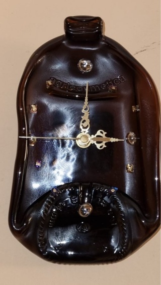 Zegar z butelki szklanej. Z uchwytem do zawieszenia.