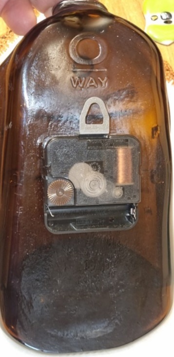 Zegar z butelki szklanej. Z uchwytem do zawieszenia.