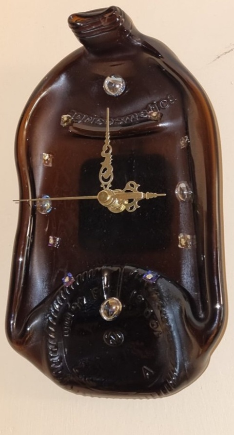 Zegar z butelki szklanej. Z uchwytem do zawieszenia.